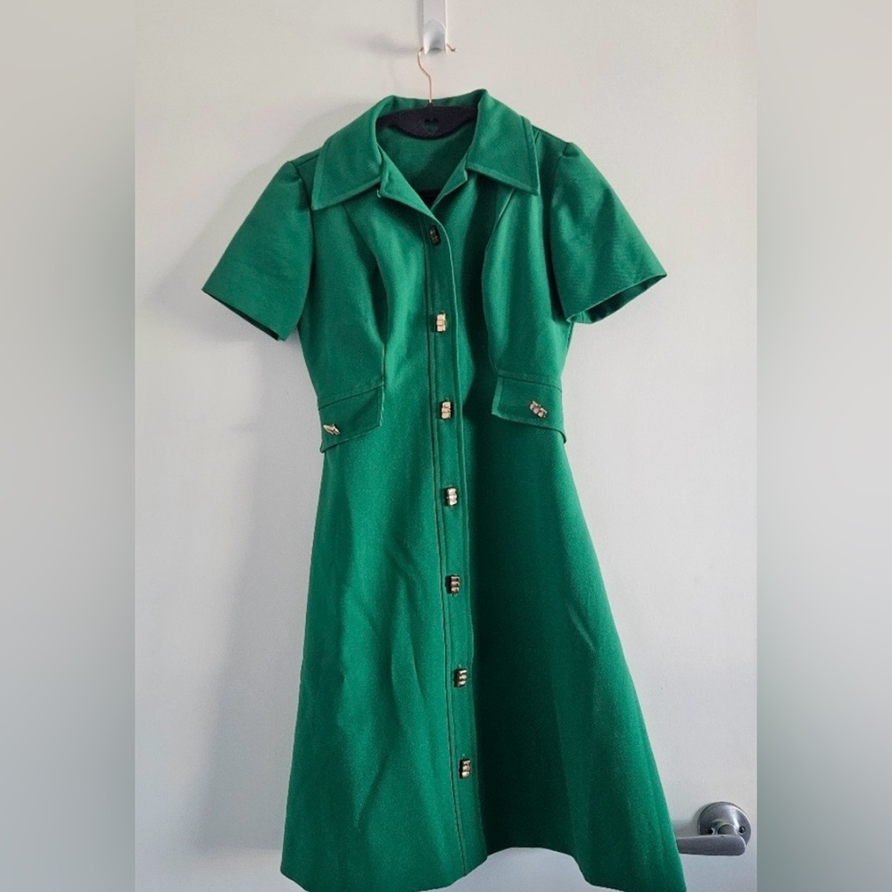 Elegant Green Button-Up Dress